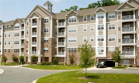 overlook at macphail woods " Upgraded condo over 1800 Sqft features 2 Br, 2 1/2 ba, large den, open floor plan, and much more
